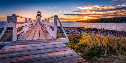 Marhall Point Light an der Küste Maines bei Sonnenuntergang