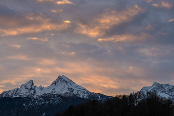 Fototapeta na wymiar Watzmann über Berchtesgaden am Abend im Winter