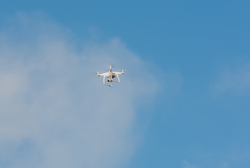 Drohne wird gesteuert und fliegt in die Luft