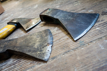 Alte und stumpfe Axt mit Ersatz K&ouml;pfe auf Werkstatt Holzboden