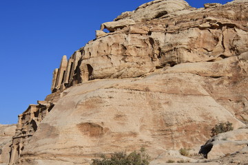 Ein Felsenfenster und Sandsteinfassaden in Petra in Jordanien 