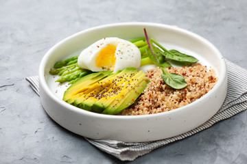 diet breakfast with quinoa and vegetables