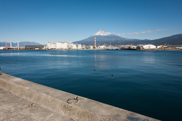 田子の浦港より望む富士山