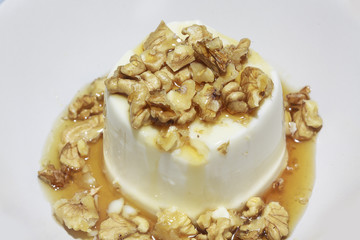 Cuajada de leche con nueces y miel
