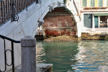 Fototapeta na wymiar Acqua sotto il ponte