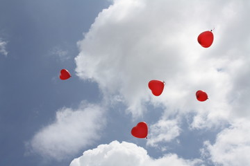 Lufltballons die in den Himmel fliegen