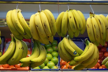 Ganchos con plátanos colgando en el mercado