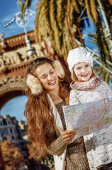 mother and daughter near Arc de Triomf looking at map