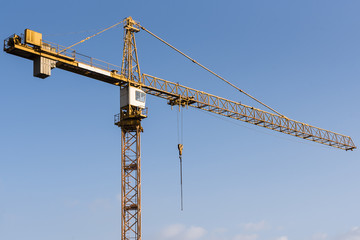 Kran mit blauem Himmel, Kran und blauer Himmel, Baukran und klarer blauer Himmel