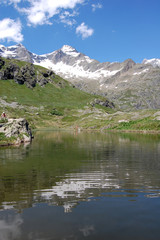 Fototapeta na wymiar lac et montagne