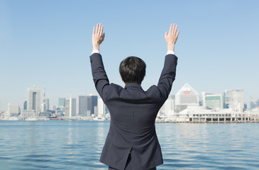 Fototapeta na wymiar 東京を見つめ　万歳をする　ビジネスマン