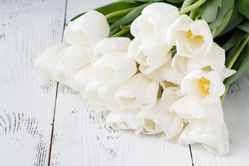 Obraz na płótnie Canvas Romance gift, white tulips on bright wooden background