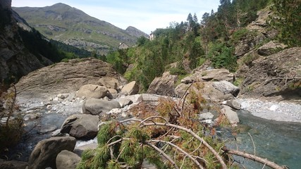 montagne ravin rivi&egrave;re nature randonn&eacute;e rocher paysage