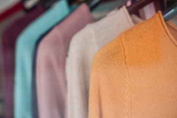 collection de pull en laine pour femme en magasin