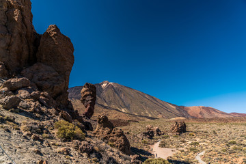 Felsformation Roques de García (links) mit Fingerfelsen Roque Cinchado (rechts) am Fuße des Vulkan Teide auf Teneriffa