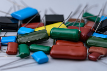 電子部品（沢山のフィルムコンデンサ）