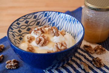griechischer joghurt mit walnüssen und honig