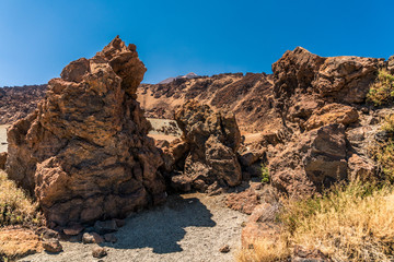 Fototapeta na wymiar Rauhe Mars-ähnliche Lavalandschaft im riesigen Krater des Vulkans Teide auf Teneriffa