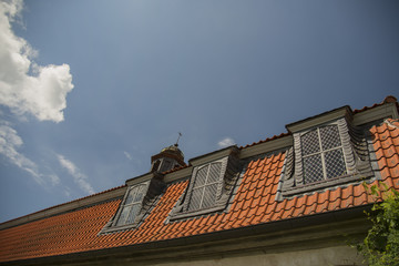 Dach mit 3 antiken Dachfenstern mit Bleiverglasung Nebengebäude Wasserschloss Hovestadt Gemeinde Lippetal Ostwestfalen