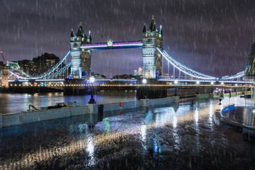 Die Tower Bridge in London an einem regnerischem Abend im Winter