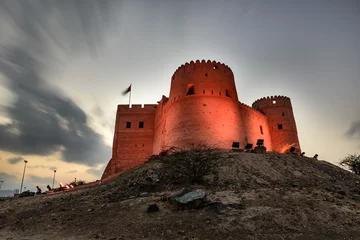 Papier Peint photo Travaux détablissement Vue spectaculaire du fort de Fujairah aux Emirats Arabes Unis la nuit