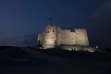 Photo sur Plexiglas Travaux détablissement Spectacular View of Fujairah Fort in United Arab Emirates at Night
