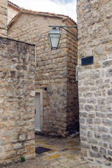 Fototapeta na wymiar courtyard of the old town in Budva
