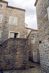 Fototapeta na wymiar courtyard of the old town in Budva