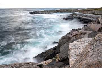 Costa, piedras y olas