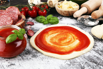 Verse originele Italiaanse rauwe pizzabereiding met verse ingrediënten