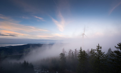 Nebelschwaden im Schwarzwald mit Windrad