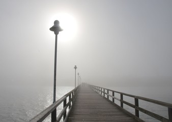 Seebrücke bei Nebel 