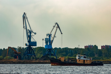 Obraz premium Old tug ship underway