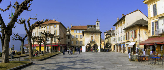 Fototapeta na wymiar Orta San Giulio, Piazza Motta e Broletto, Piemonte, Italia