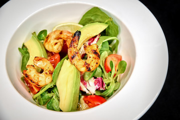 Green salad with shrimp and avocado