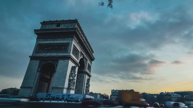 L'arc de triomphe de Paris au coucher du soleil