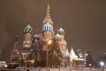Obraz premium St. Basil's Cathedral on red square in winter time, Russia, Moscow, Maslenitsa