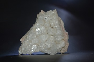 Wei&szlig;er Mineralien Quarz Stein auf dunklem Hintergrund