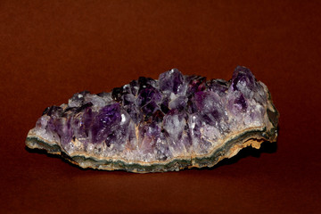 Amethyst Mineralien Stein auf braunem Hintergrund