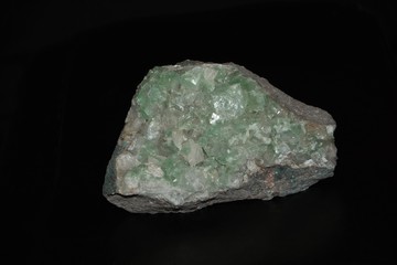 Grüner Quarz Minerlien Stein auf schwarzem Hintergrund
