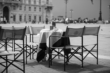 Vor der Saison: die Straßenkaffees sind gerüstet