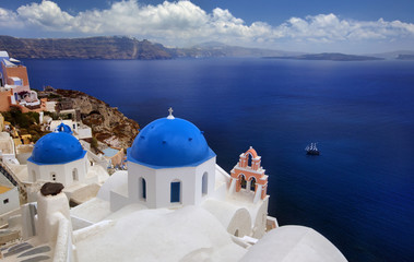 Fototapeta premium Blue dome church of beautiful Oia in Greek Island of Santorini, Greece