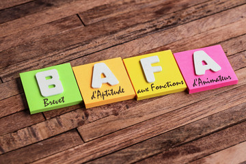 post-it sur fond bois : BAFA