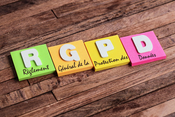 post-it sur fond bois : RGPD