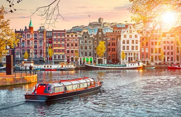 Zelfklevend Fotobehang Amsterdam Kanaal in Amsterdam Nederland herbergt rivier de Amstel landmark