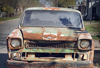 Obraz premium stara ciężarówka nieczynna na ulicy