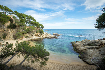 une crique avec une eau bleue transparente