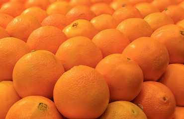 Oranges arranged on diagonal rows