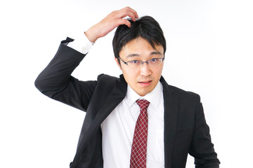 身だしなみを整えるビジネスマン・抜け毛イメージ