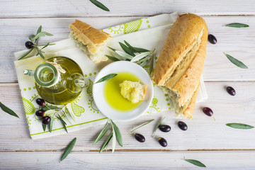 Aceite de oliva virgen extra con pan para una comida sana
